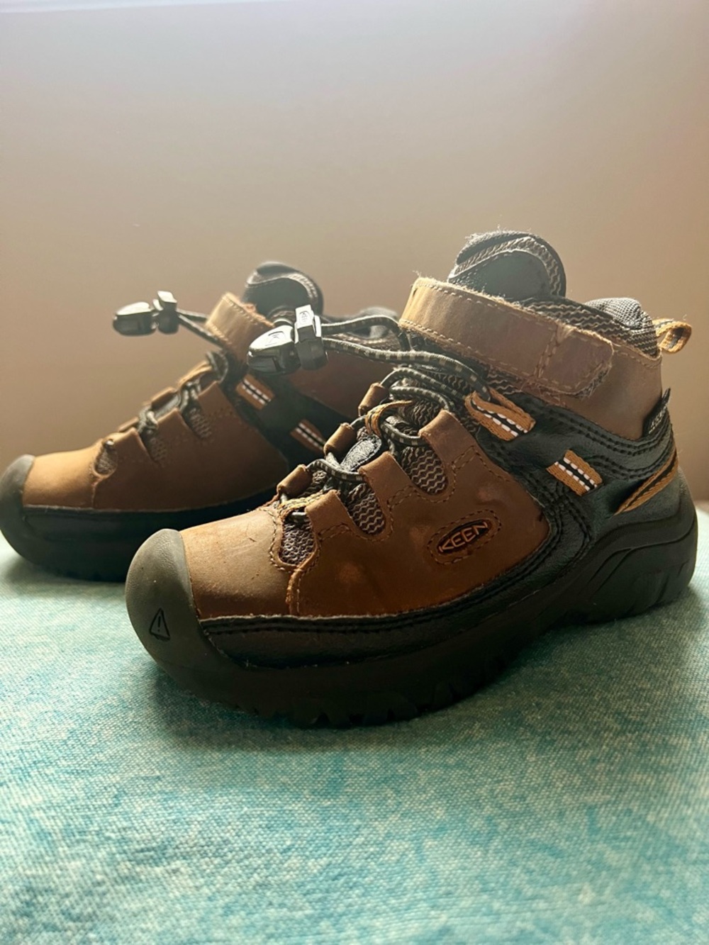 Keen Toddler Brown and Black Outdoor Sneakers ⛰️ size 9